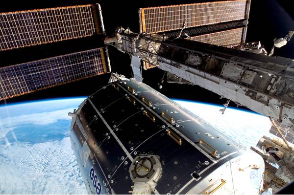 ISS cambia assetto per inquadrare il Sole