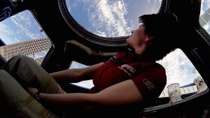 Astrosamantha-e-lei-si-commuove