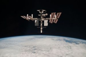 La Stazione Spaziale Internazionale fotografata dall'astronauta italiano Paolo Nespoli, durante il suo rientro sulla Terra con una Soyuz nel maggio del 2011. Attraccato alla Stazione è visibile, in alto e rovesciato, lo Shuttle Endeavour al suo ultimo viaggio spaziale. (NASA/ESA/Paolo Nespoli)