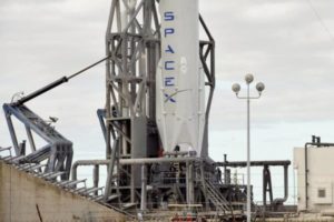 falcon-9-di-spacex-pronto-sulla-rampa-di-lancio-della-cape-canaveral-air-force-station_0
